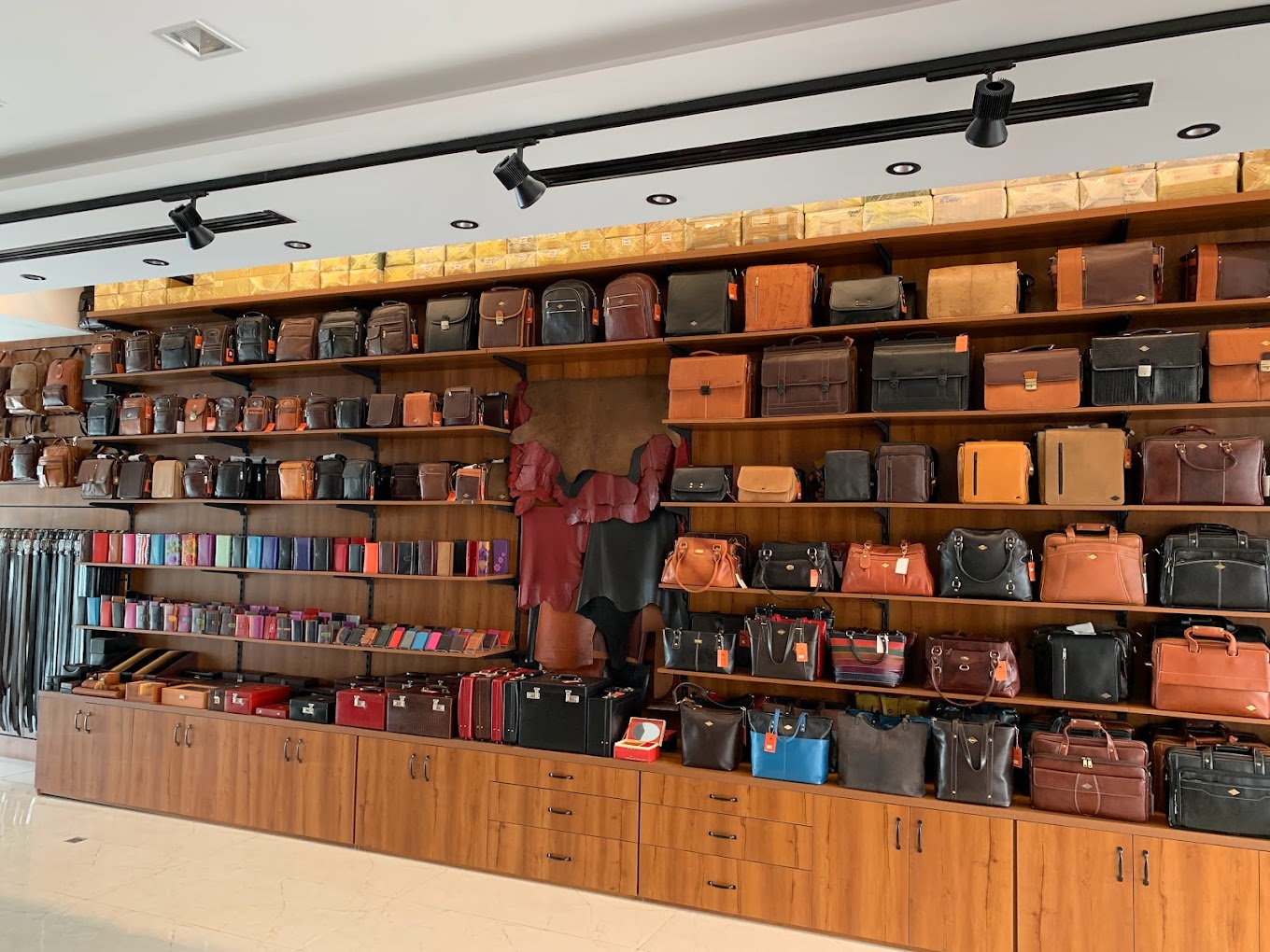 Leather showroom deals