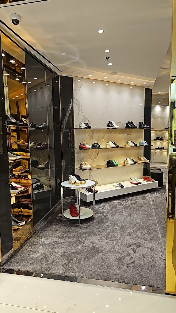 Giuseppe 2025 outlet store